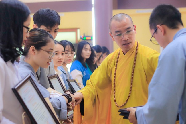 Awarding the 15th Wisdom Nurturing Scholarships in the North, Central and Southwest regions