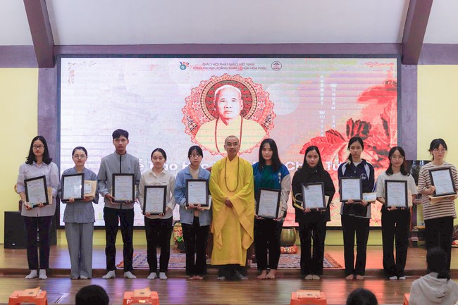 Awarding the 15th Wisdom Nurturing Scholarships in the North, Central and Southwest regions