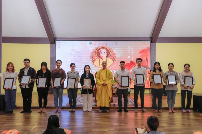 Awarding the 15th Wisdom Nurturing Scholarships in the North, Central and Southwest regions
