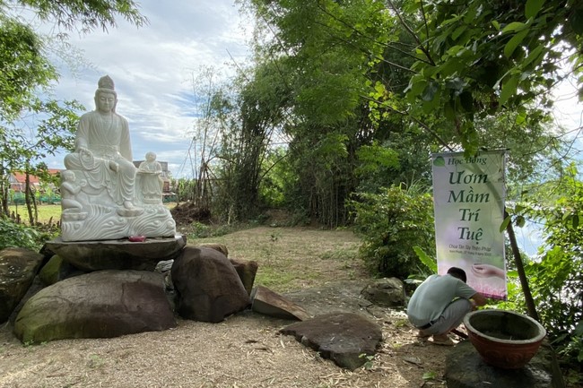 Awarding the 15th Wisdom Nurturing Scholarships in the North, Central and Southwest regions