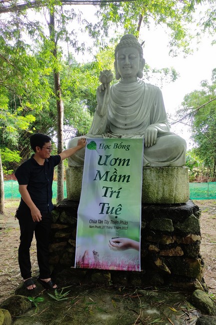 Awarding the 15th Wisdom Nurturing Scholarships in the North, Central and Southwest regions