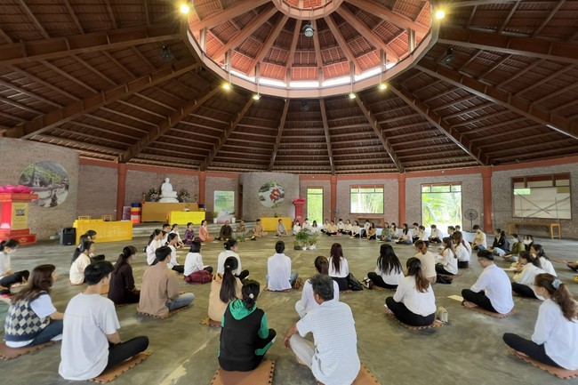 Awarding the 15th Wisdom Nurturing Scholarships in the North, Central and Southwest regions