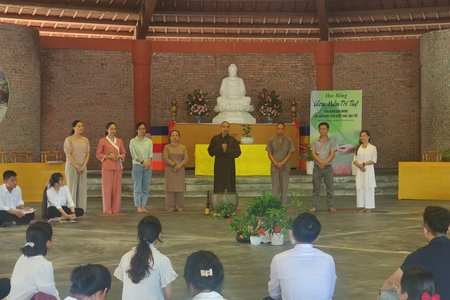 Awarding the 15th Wisdom Nurturing Scholarships in the North, Central and Southwest regions