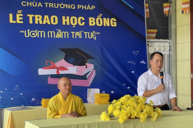 Awarding the 15th Wisdom Nurturing Scholarships in the North, Central and Southwest regions