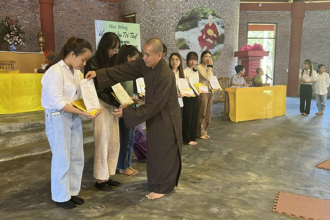 Awarding the 15th Wisdom Nurturing Scholarships in the North, Central and Southwest regions