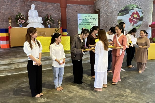 Awarding the 15th Wisdom Nurturing Scholarships in the North, Central and Southwest regions