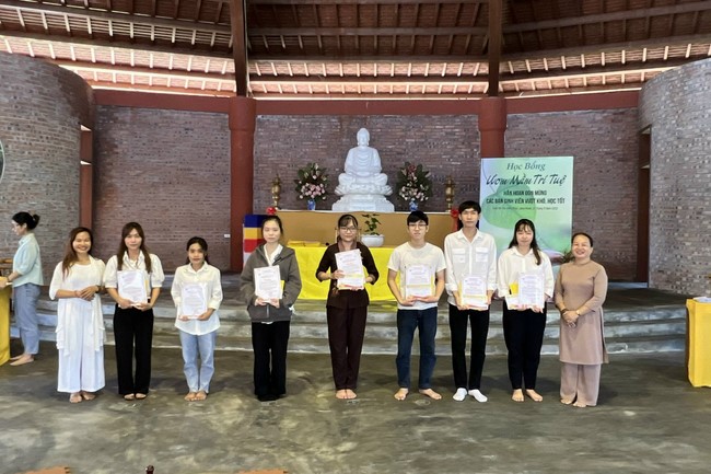 Awarding the 15th Wisdom Nurturing Scholarships in the North, Central and Southwest regions