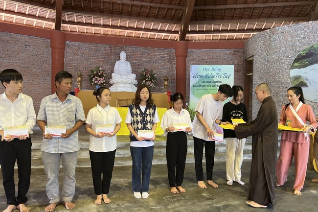 Awarding the 15th Wisdom Nurturing Scholarships in the North, Central and Southwest regions