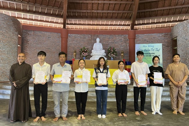 Awarding the 15th Wisdom Nurturing Scholarships in the North, Central and Southwest regions