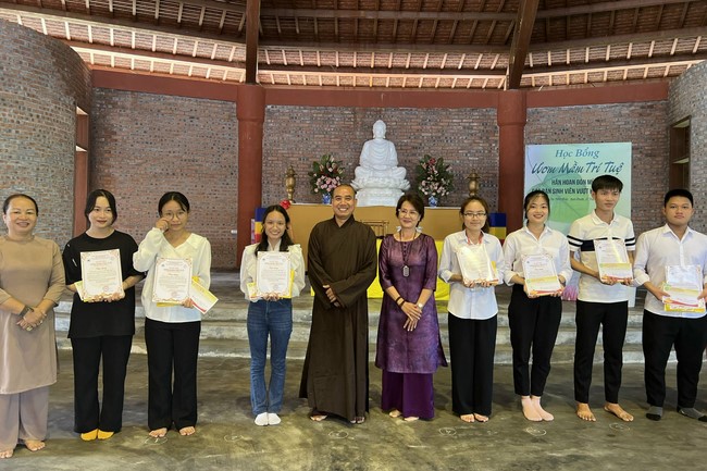 Awarding the 15th Wisdom Nurturing Scholarships in the North, Central and Southwest regions