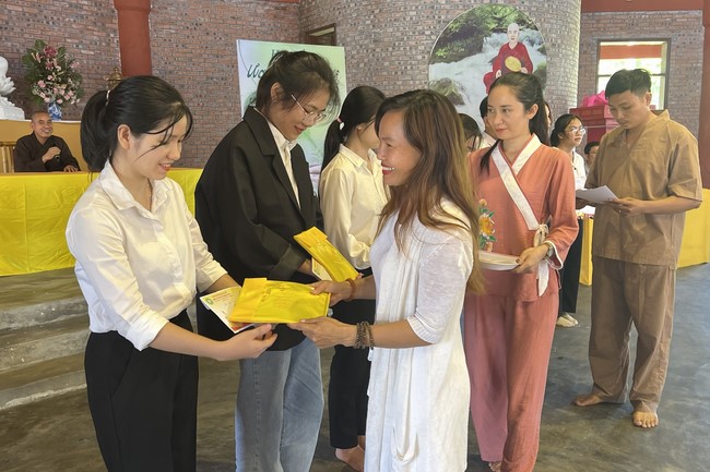 Awarding the 15th Wisdom Nurturing Scholarships in the North, Central and Southwest regions