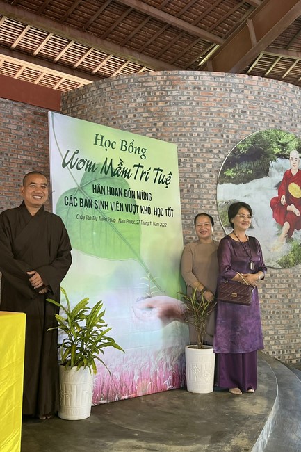 Awarding the 15th Wisdom Nurturing Scholarships in the North, Central and Southwest regions