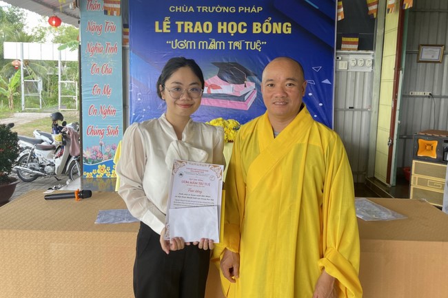 Awarding the 15th Wisdom Nurturing Scholarships in the North, Central and Southwest regions