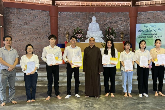 Awarding the 15th Wisdom Nurturing Scholarships in the North, Central and Southwest regions