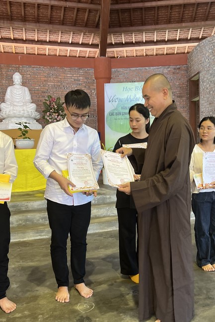 Awarding the 15th Wisdom Nurturing Scholarships in the North, Central and Southwest regions