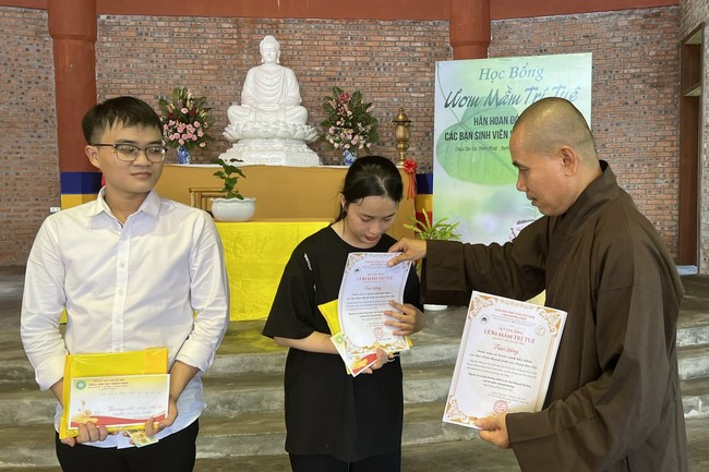 Awarding the 15th Wisdom Nurturing Scholarships in the North, Central and Southwest regions