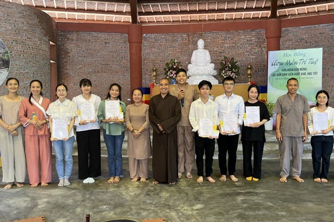 Awarding the 15th Wisdom Nurturing Scholarships in the North, Central and Southwest regions