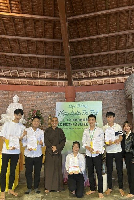 Awarding the 15th Wisdom Nurturing Scholarships in the North, Central and Southwest regions