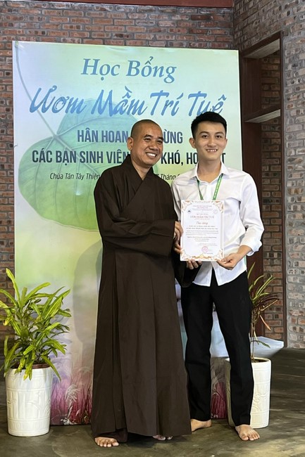 Awarding the 15th Wisdom Nurturing Scholarships in the North, Central and Southwest regions