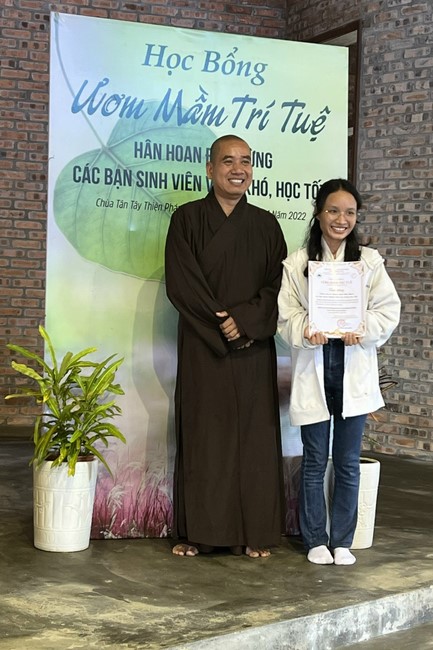 Awarding the 15th Wisdom Nurturing Scholarships in the North, Central and Southwest regions