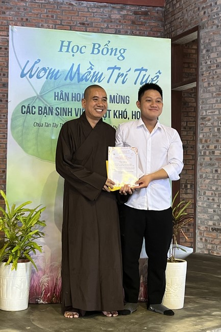 Awarding the 15th Wisdom Nurturing Scholarships in the North, Central and Southwest regions