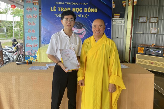 Awarding the 15th Wisdom Nurturing Scholarships in the North, Central and Southwest regions