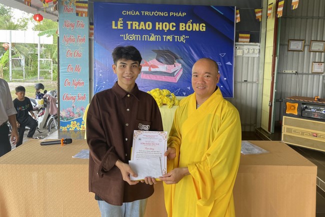 Awarding the 15th Wisdom Nurturing Scholarships in the North, Central and Southwest regions