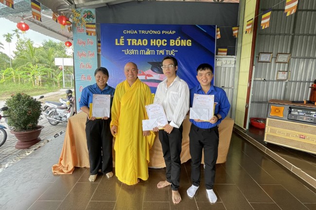 Awarding the 15th Wisdom Nurturing Scholarships in the North, Central and Southwest regions