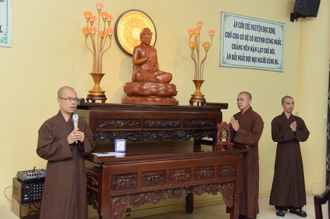 Monks and Buddhists reviewing the life and careers of Hoang Phap Pagoda’s Founder