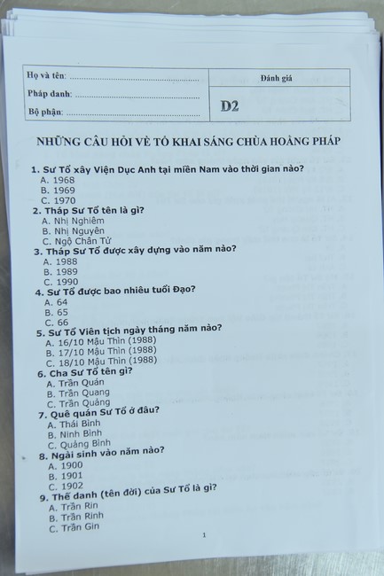 Monks and Buddhists reviewing the life and careers of Hoang Phap Pagoda’s Founder