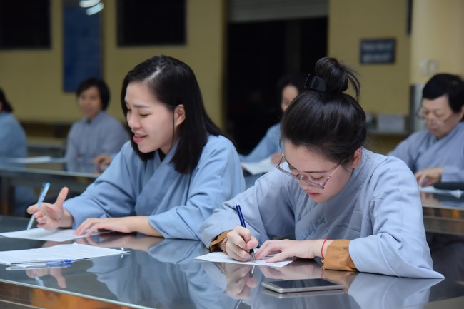 Monks and Buddhists reviewing the life and careers of Hoang Phap Pagoda’s Founder