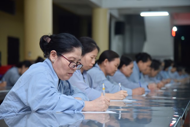 Monks and Buddhists reviewing the life and careers of Hoang Phap Pagoda’s Founder