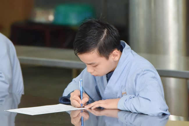 Monks and Buddhists reviewing the life and careers of Hoang Phap Pagoda’s Founder