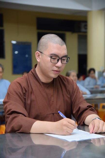 Monks and Buddhists reviewing the life and careers of Hoang Phap Pagoda’s Founder