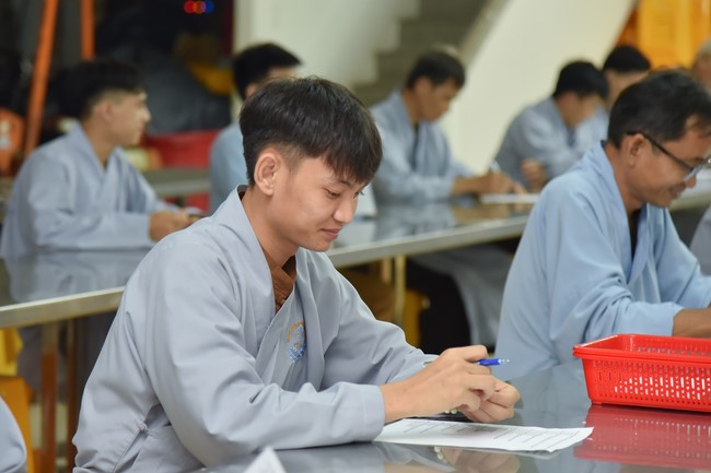 Monks and Buddhists reviewing the life and careers of Hoang Phap Pagoda’s Founder