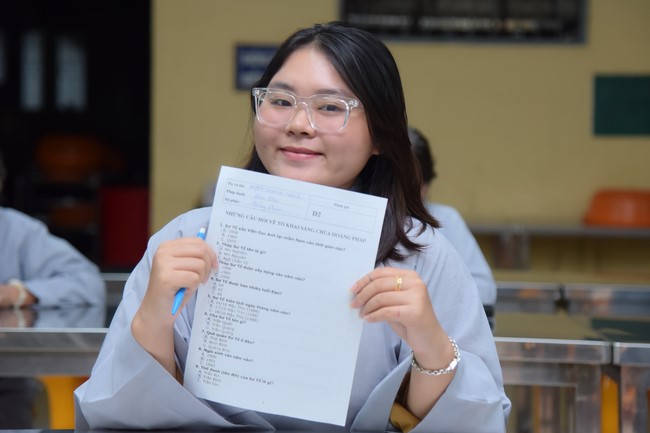 Monks and Buddhists reviewing the life and careers of Hoang Phap Pagoda’s Founder