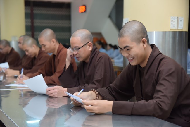 Monks and Buddhists reviewing the life and careers of Hoang Phap Pagoda’s Founder