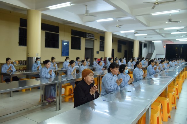 Monks and Buddhists reviewing the life and careers of Hoang Phap Pagoda’s Founder