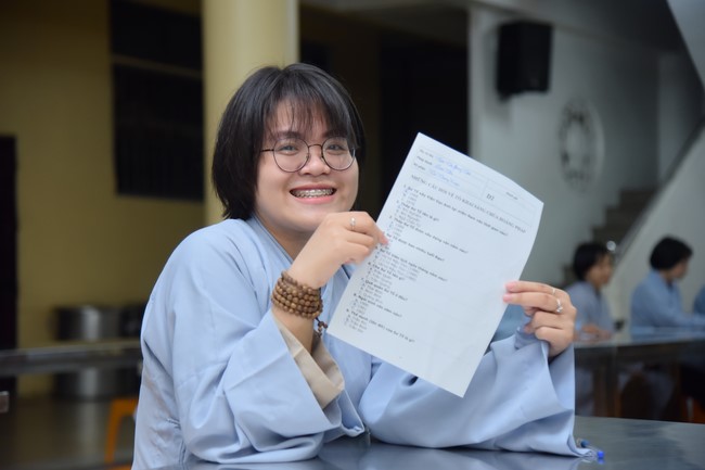 Monks and Buddhists reviewing the life and careers of Hoang Phap Pagoda’s Founder
