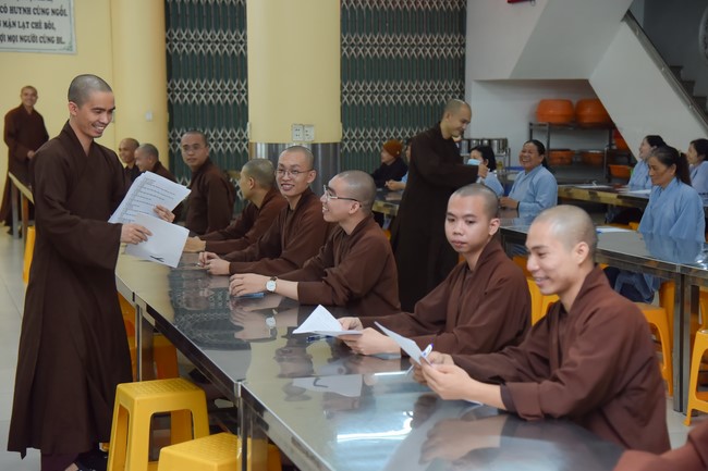 Monks and Buddhists reviewing the life and careers of Hoang Phap Pagoda’s Founder