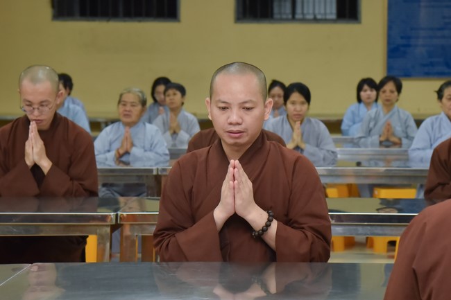 Monks and Buddhists reviewing the life and careers of Hoang Phap Pagoda’s Founder