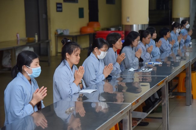 Monks and Buddhists reviewing the life and careers of Hoang Phap Pagoda’s Founder
