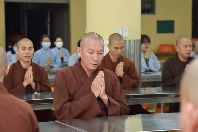 Monks and Buddhists reviewing the life and careers of Hoang Phap Pagoda’s Founder