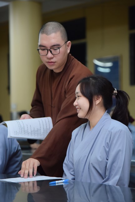 Monks and Buddhists reviewing the life and careers of Hoang Phap Pagoda’s Founder