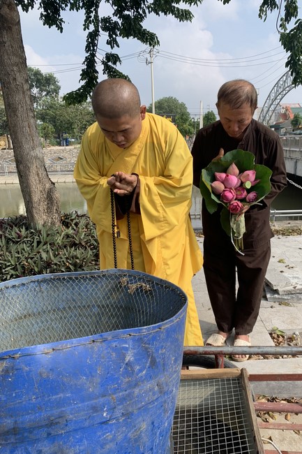 The charity on the full moon day of lunar October at Dong Cao Pagoda