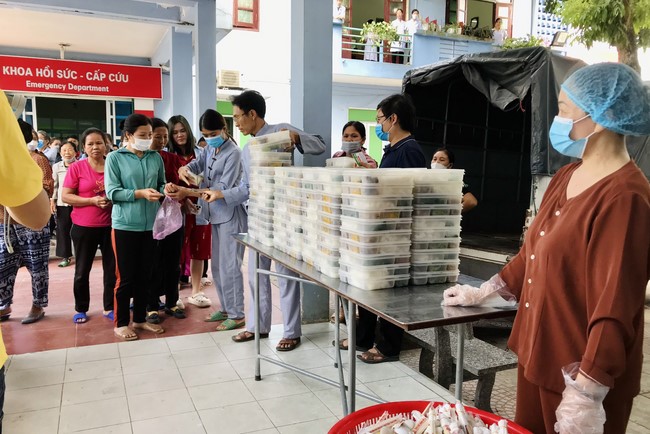 The charity on the full moon day of lunar October at Dong Cao Pagoda