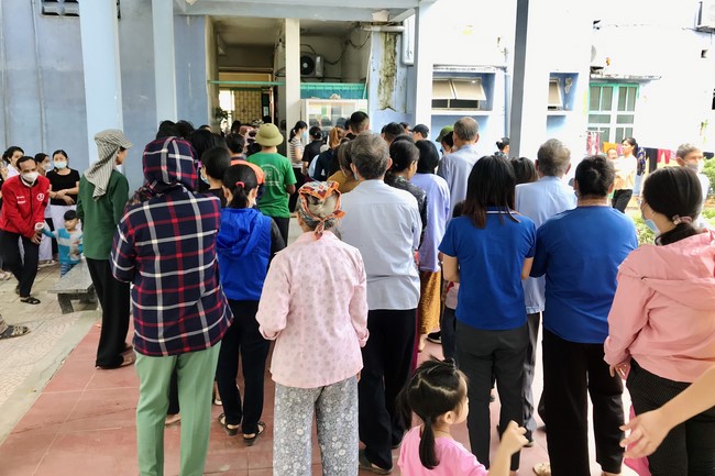 The charity on the full moon day of lunar October at Dong Cao Pagoda