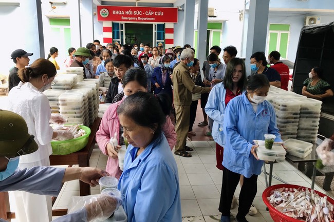 The charity on the full moon day of lunar October at Dong Cao Pagoda