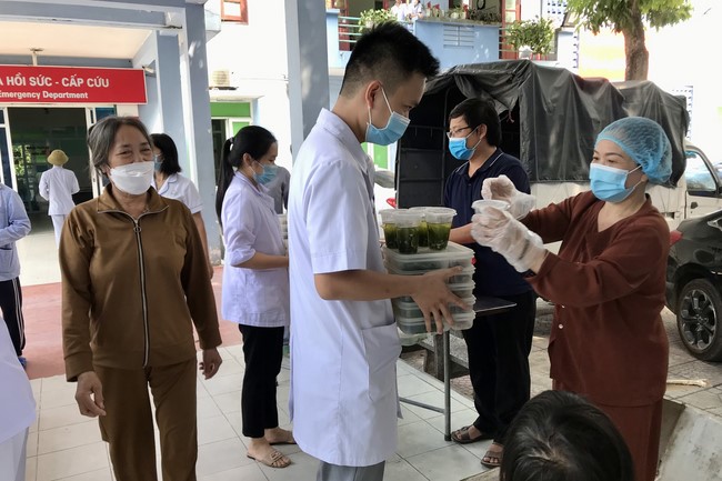 The charity on the full moon day of lunar October at Dong Cao Pagoda