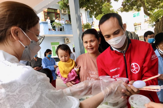The charity on the full moon day of lunar October at Dong Cao Pagoda